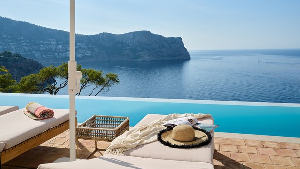 A poolside lounge with a view of the sea and mountains. - Villa 'Mallorquin Oasis' with Sea View, Wi-Fi and Air Conditioning (Andratx)