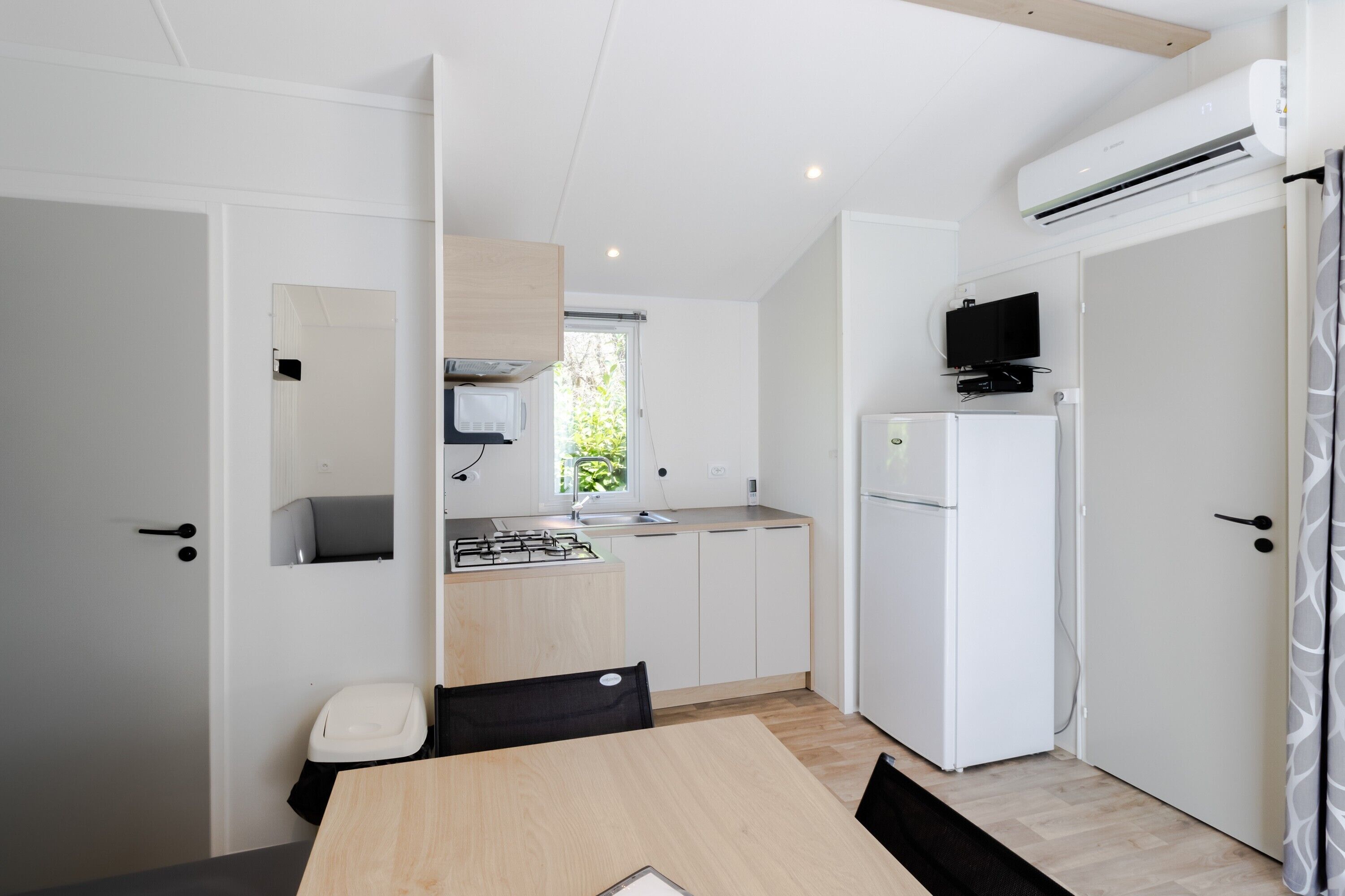 Kühlschrank, Mikrowelle, Herdplatte, Wasserkocher mit Kaffee-/Teezubehör