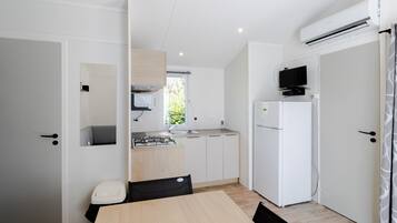 Kühlschrank, Mikrowelle, Herdplatte, Wasserkocher mit Kaffee-/Teezubehör