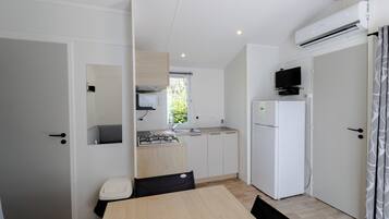 Een koelkast, een microgolfoven, een kookplaat