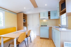 Fridge, microwave, stovetop, coffee/tea maker - Mobile Home "Calvi": Holidays in Dordogne, Shared Pool & Mini-Farm near Sarlat (Bouzic)