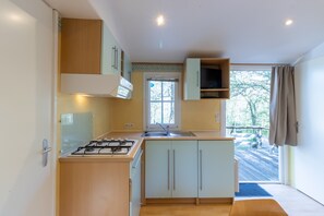 Frigorifero, microonde, piano cottura, macchina per tè/caffè