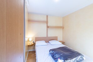 2 bedrooms, WiFi - Mobile Home "Calvi": Holidays in Dordogne, Shared Pool & Mini-Farm near Sarlat (Bouzic)