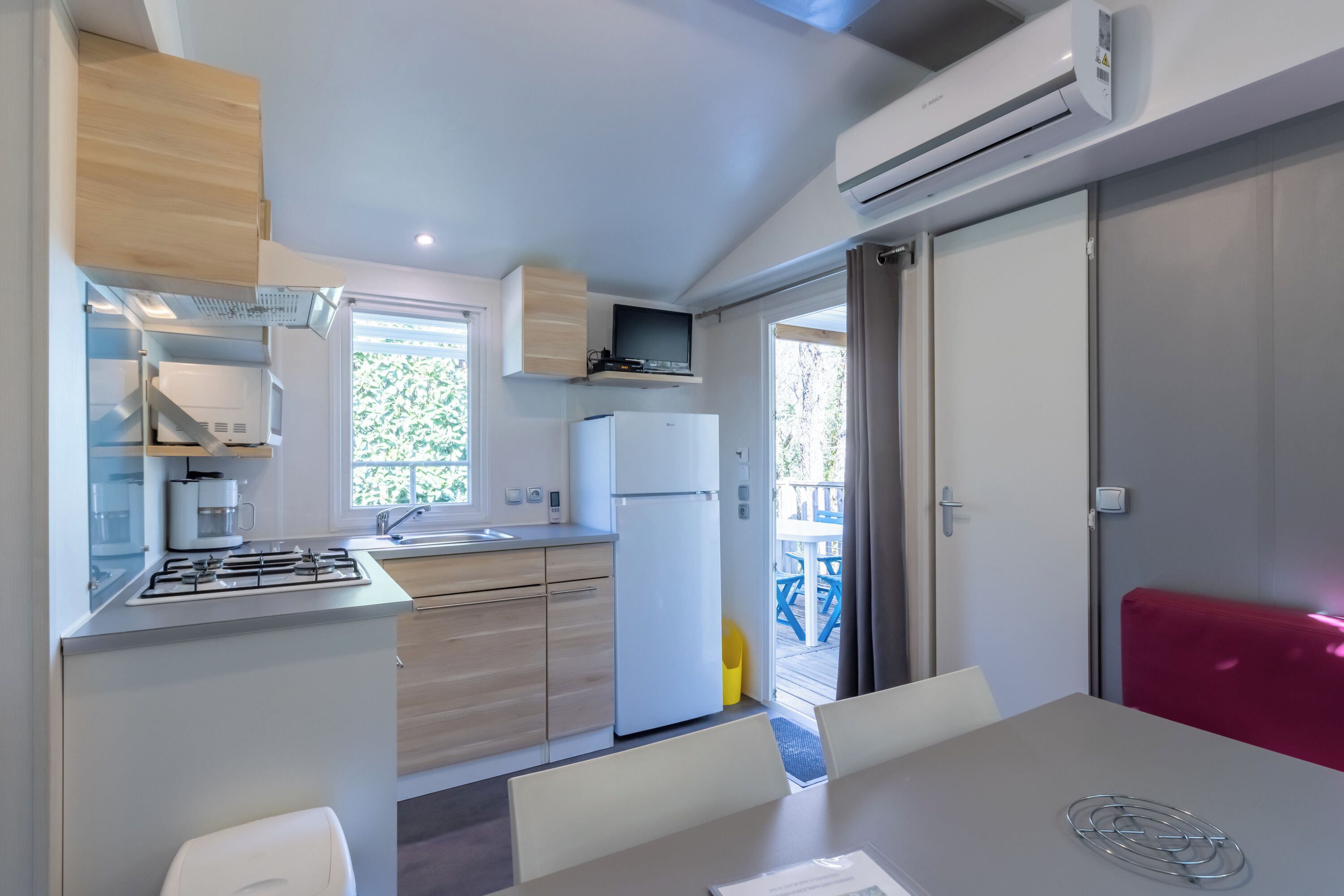 Een koelkast, een microgolfoven, een kookplaat