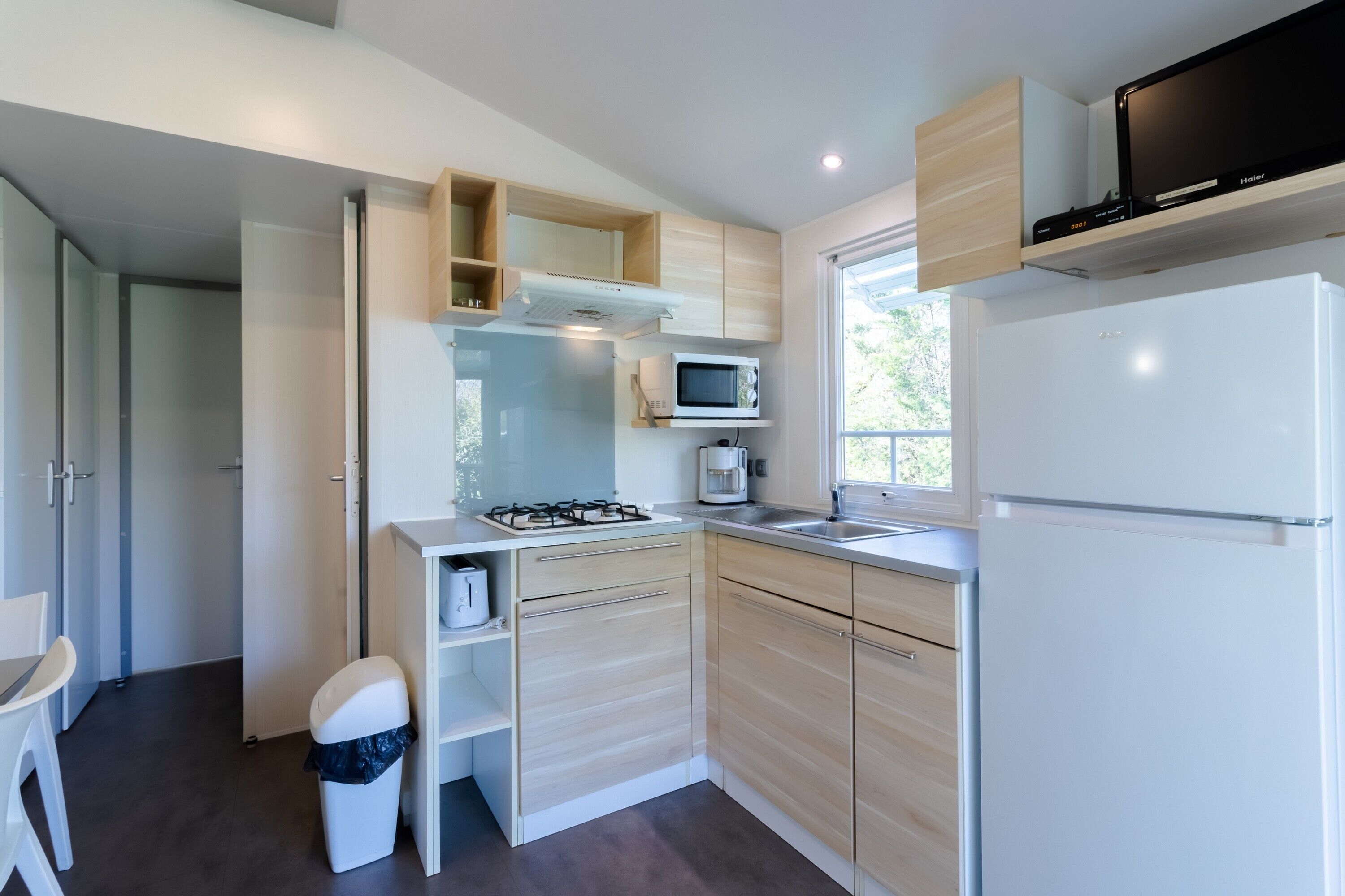 Geladeira, micro-ondas, cooktop, cafeteira/chaleira