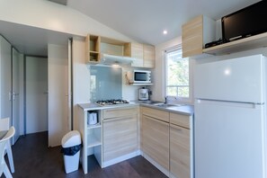 Fridge, microwave, stovetop, coffee/tea maker - Mobile Home O'Hara 834T – Family Getaway: Shared Pools & Near Sarlat (Bouzic)