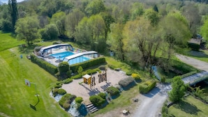 An aerial view of a property with a swimming pool, a tennis court, and a well-maintained garden. - Mobile Home O'Hara 834T – Family Getaway: Shared Pools & Near Sarlat (Bouzic)