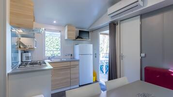 Kühlschrank, Mikrowelle, Herdplatte, Wasserkocher mit Kaffee-/Teezubehör