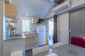 Fridge, microwave, stovetop, coffee/tea maker - Mobile Home O'Hara 834T – Family Getaway: Shared Pools & Near Sarlat (Bouzic)