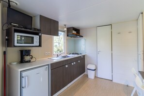 Kjøleskap, mikrobølgeovn, kokeplater og kaffetrakter/tekoker