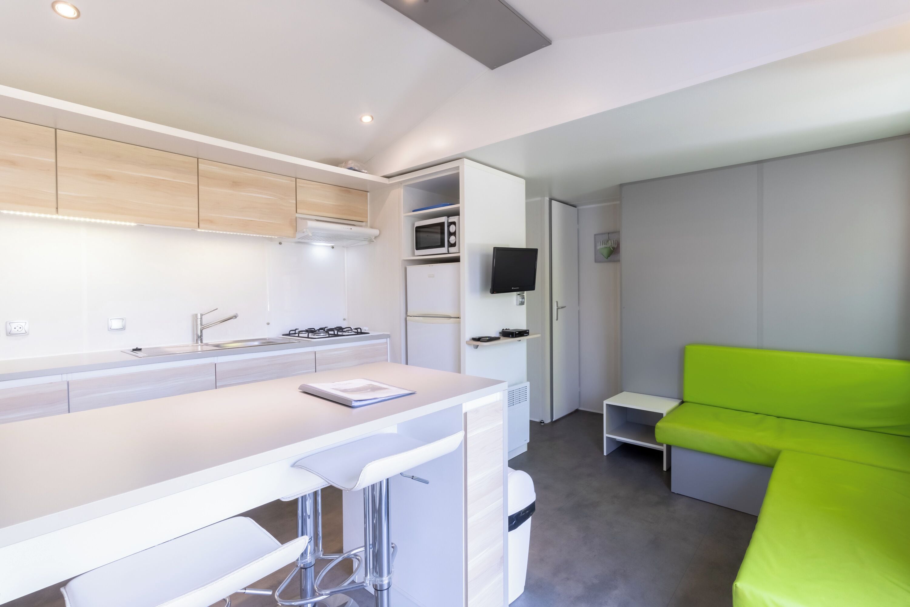 Réfrigérateur, micro-ondes, plaque de cuisson, cafetière/bouilloire