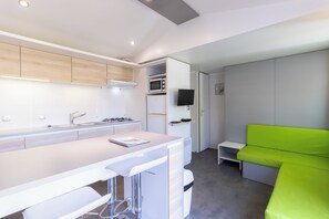 Een koelkast, een microgolfoven, een kookplaat