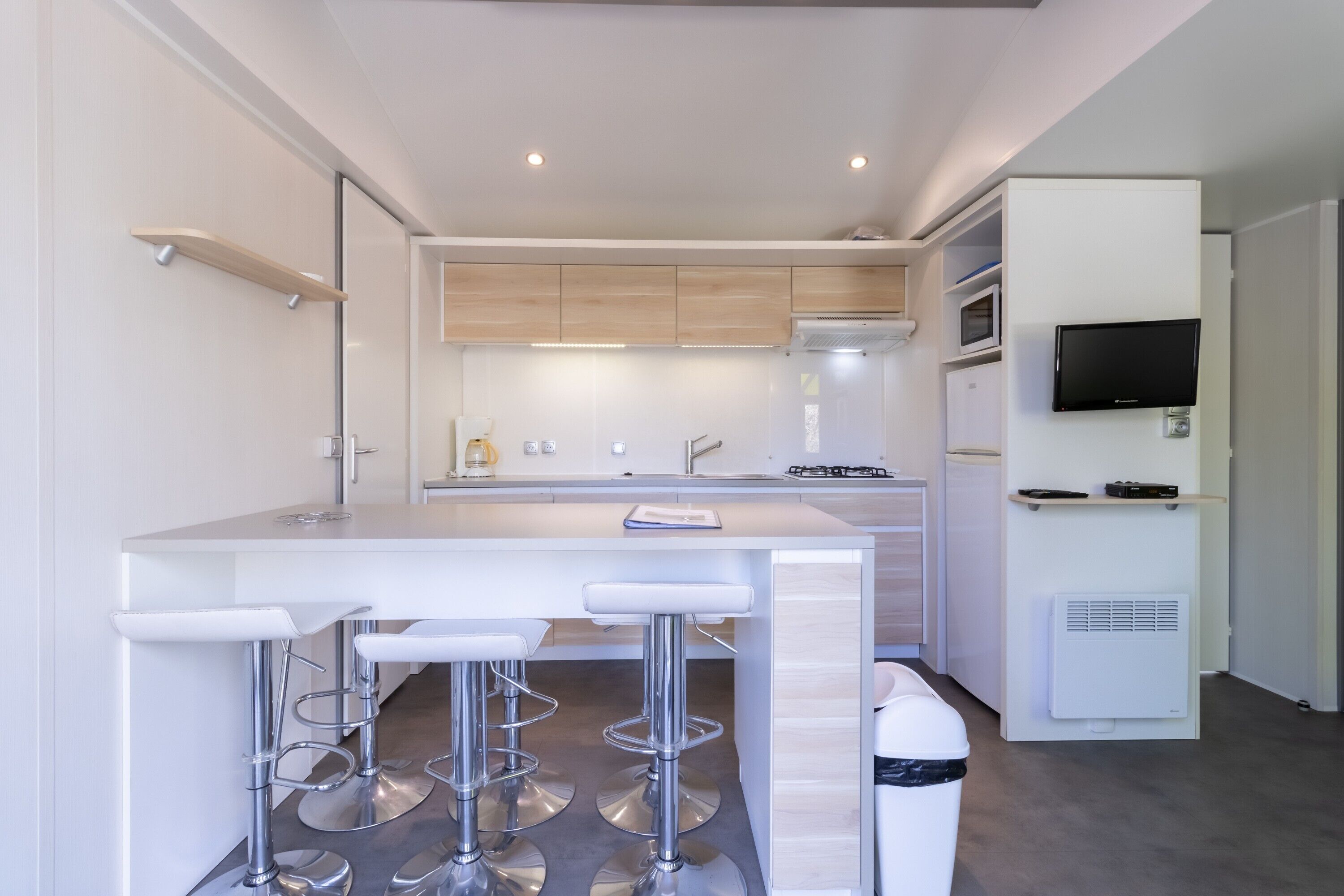 Kühlschrank, Mikrowelle, Herdplatte, Wasserkocher mit Kaffee-/Teezubehör