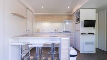 Kühlschrank, Mikrowelle, Herdplatte, Wasserkocher mit Kaffee-/Teezubehör