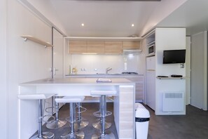 Een koelkast, een microgolfoven, een kookplaat