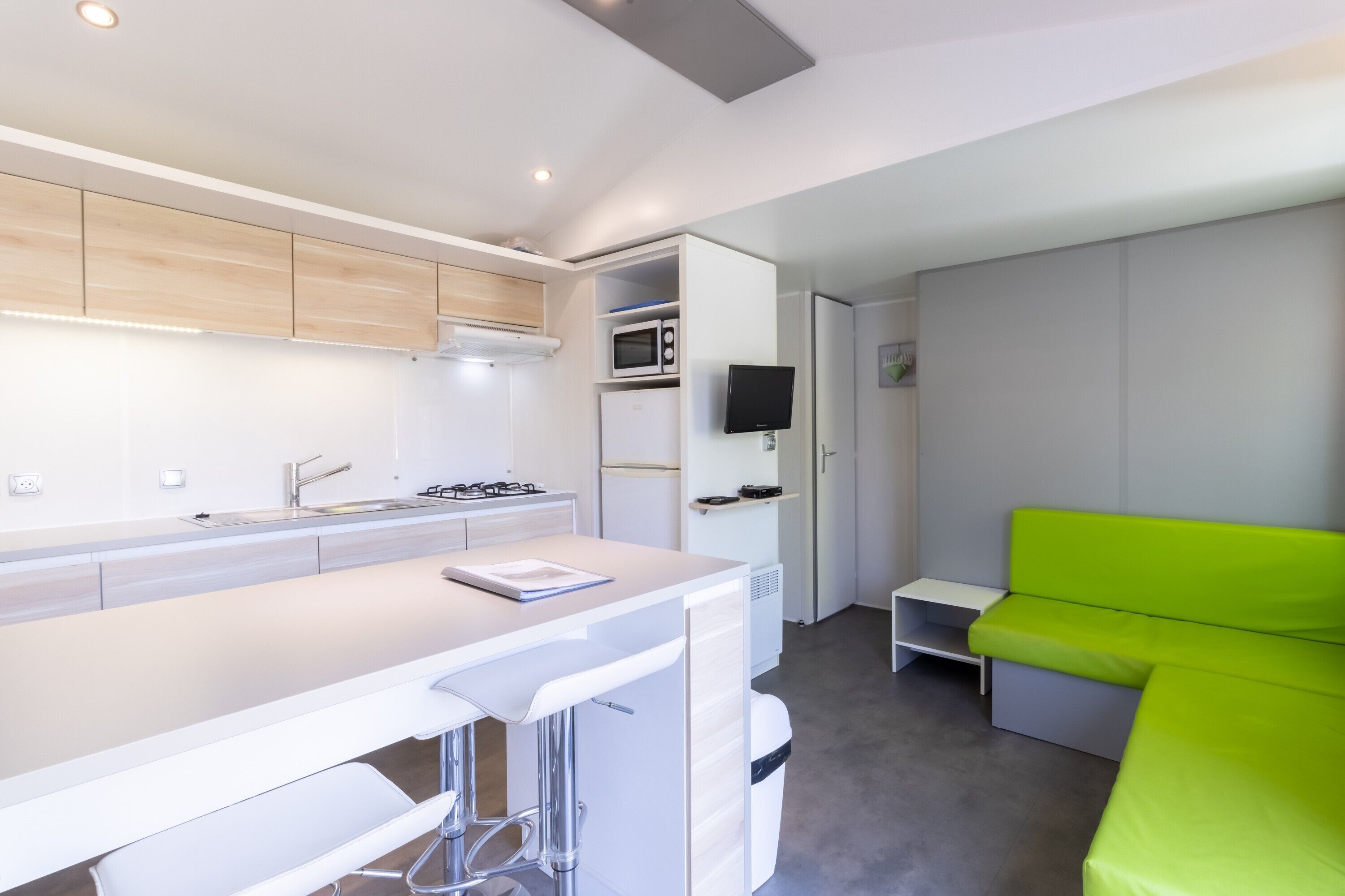 Kühlschrank, Mikrowelle, Herdplatte, Wasserkocher mit Kaffee-/Teezubehör