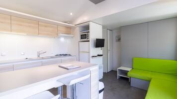 Kühlschrank, Mikrowelle, Herdplatte, Wasserkocher mit Kaffee-/Teezubehör