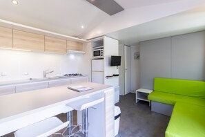 Een koelkast, een microgolfoven, een kookplaat