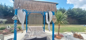 Property grounds - Villa Lailléa: 8 guests/4 bedrooms with pool, hot tub & pétanque on 2800 m² (Laillé)