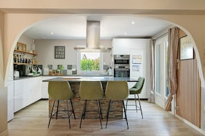 Fridge, microwave, oven, stovetop - Villa Lailléa   – Private Heated Pool, Jacuzzi, Petanque, Sleeps 8, Peaceful near Rennes (Laillé)