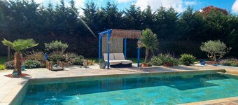Holiday Home 'Villa with Pool, Jacuzzi & Pétanque' near La Table du 6
