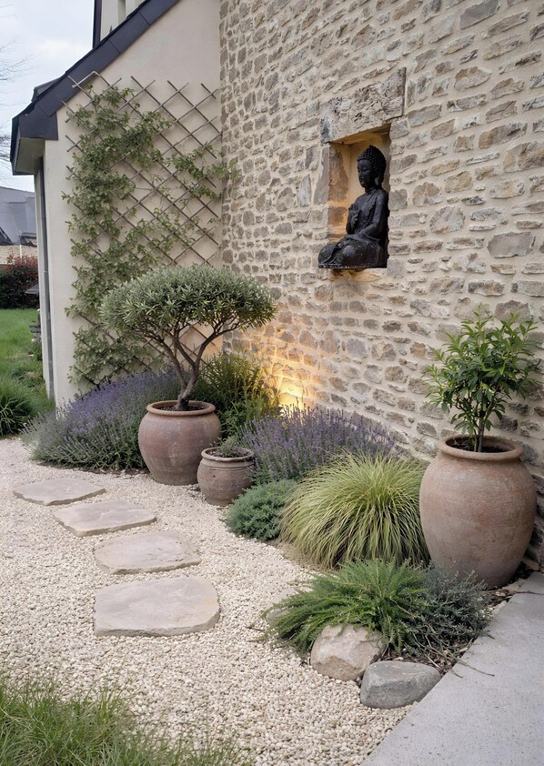 Property grounds - Villa with Heated Pool and Jacuzzi in a Peaceful Setting near Rennes (Laillé)