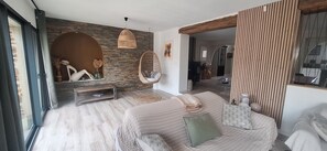 TV, table tennis, stereo - Villa Lailléa with Heated Pool, Jacuzzi, and Large Private Garden near Rennes (Laillé)