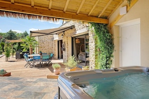Outdoor dining - Villa Lailléa – Private Heated Pool, Jacuzzi, Petanque, Sleeps 8, Peaceful near Rennes (Laillé)