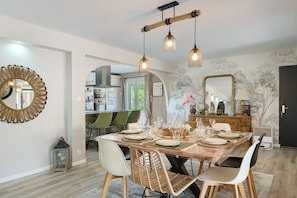 Dining - Villa Lailléa – Private Heated Pool, Jacuzzi, Petanque, Sleeps 8, Peaceful near Rennes (Laillé)