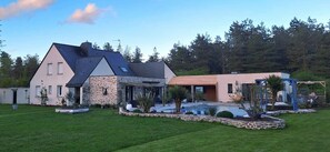 Exterior - 5-Star Villa with Heated Pool, Jacuzzi, Petanque – Peaceful Retreat Near Rennes (Laillé)
