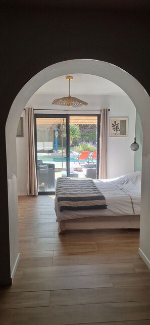 4 bedrooms, iron/ironing board, free WiFi, bed sheets - Holiday Home 'Villa with Pool, Jacuzzi & Pétanque' near La Table du 6 (Laillé)