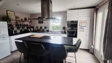 Kjøleskap, mikrobølgeovn, ovn og kokeplater