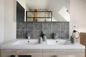 Shower, hair dryer, towels - Villa Lailléa – Private Heated Pool, Jacuzzi, Petanque, Sleeps 8, Peaceful near Rennes (Laillé)