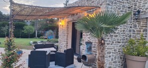 Terrace/patio - Villa with Heated Pool and Jacuzzi in a Peaceful Setting near Rennes (Laillé)