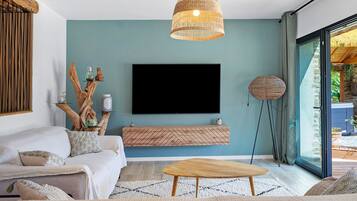 TV, table tennis, stereo