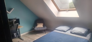 4 bedrooms, iron/ironing board, free WiFi, bed sheets - Vacation Home 'Villa with Pool, Jacuzzi & Pétanque, for 8 Guests (Laillé)