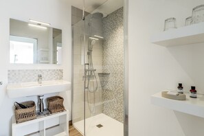 Ducha, secador de pelo, toallas