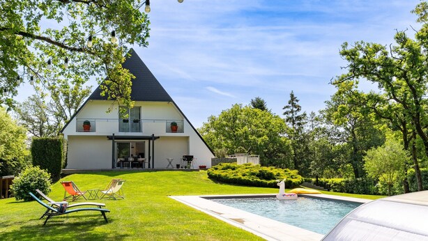 A house with a swimming pool, a lawn, and a garden. - Kerwall – Double Room with Shared Pool, Private Terrace and Wi-Fi (Malville)