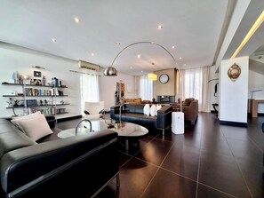 Fernseher, Kamin, Videospiele, DVD-Player