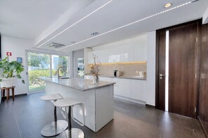 Fridge, microwave, oven, stovetop - Villa 'Casa Do Lago' with Sea View, Wi-Fi and Air Conditioning (Faro)