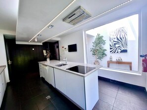 Køleskab, mikrobølgeovn, ovn, kogeplade