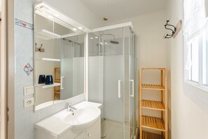 Douche, sèche-cheveux