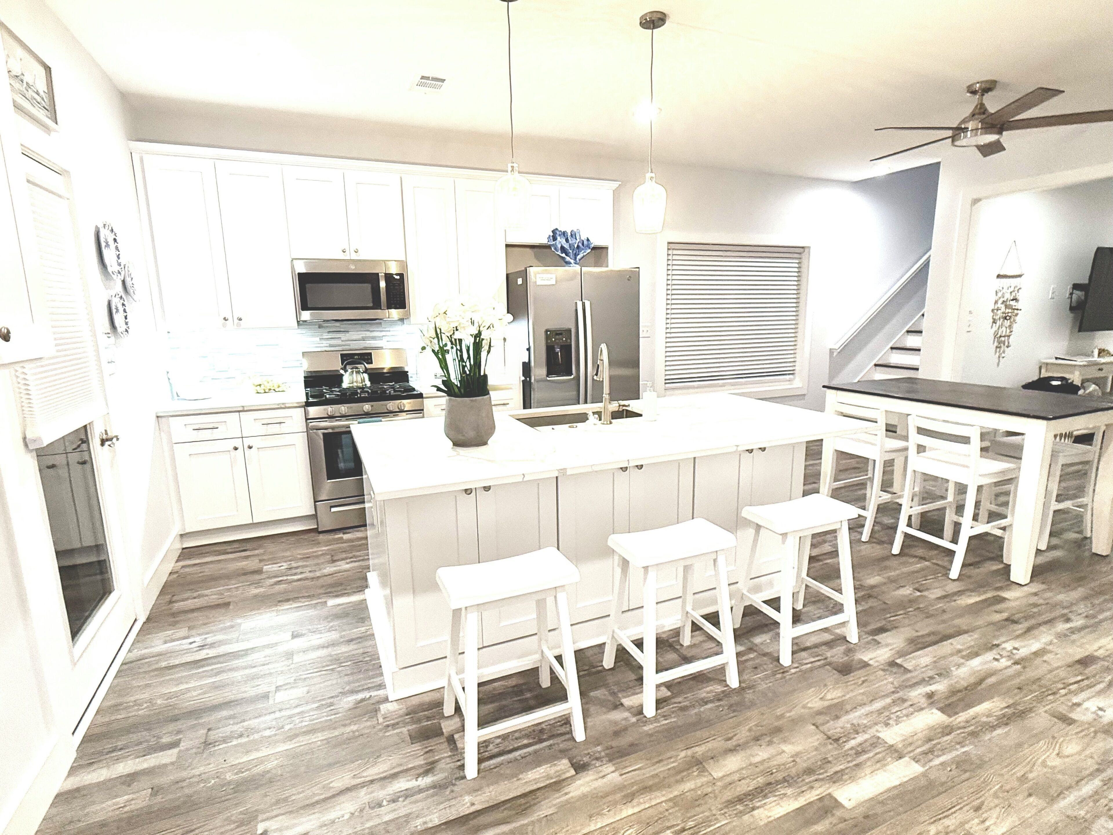 Mikrobølgeovn, ovn, kokeplater og oppvaskmaskin