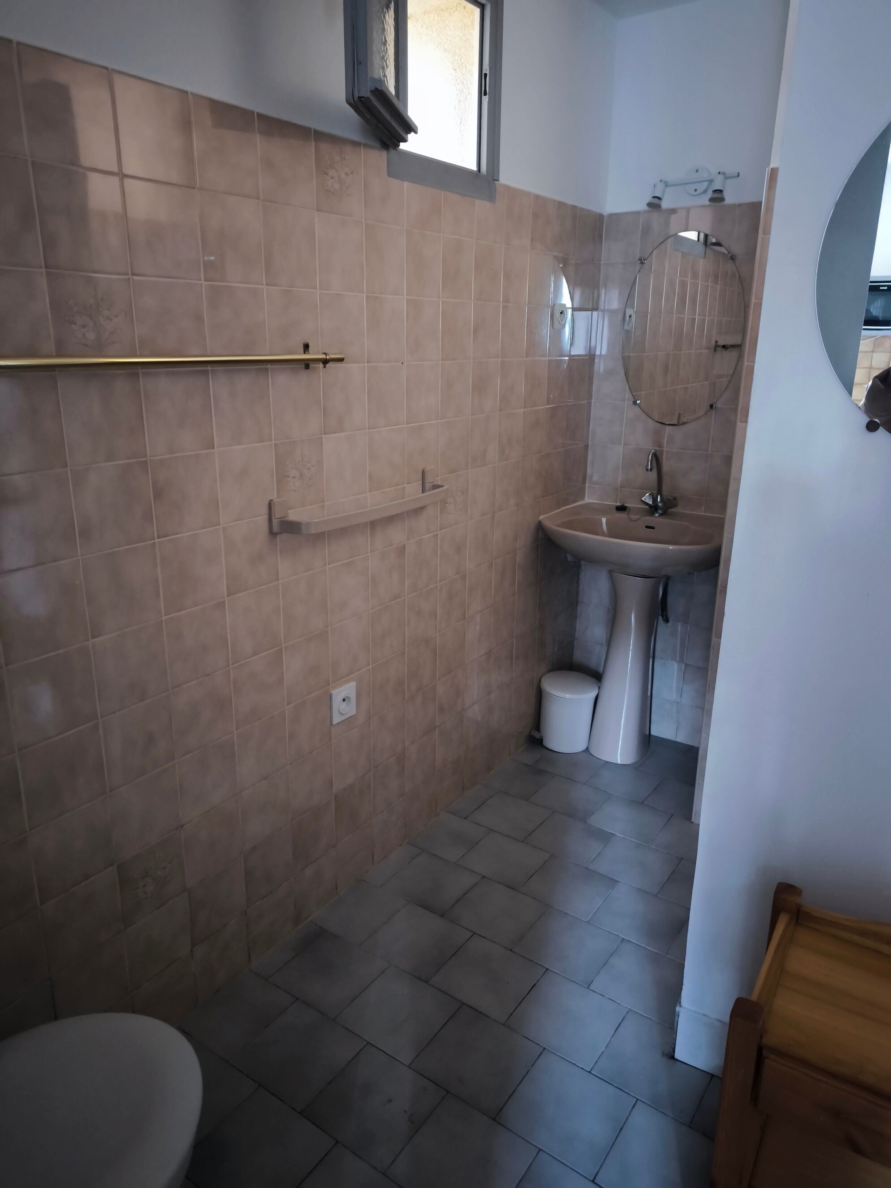 Un baño con inodoro, lavabo y cabina de ducha.