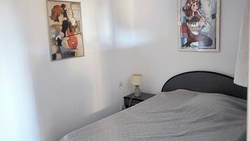 1 bedroom, bed sheets