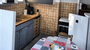 A compact kitchen with a microwave, coffee maker, and a refrigerator. - Studio 'Bas Verdon' with Terrace and Private Garden (Allemagne-en-Provence)