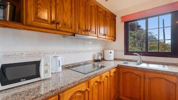 Refrigerador, microondas, parrilla de estufa y cafetera y tetera