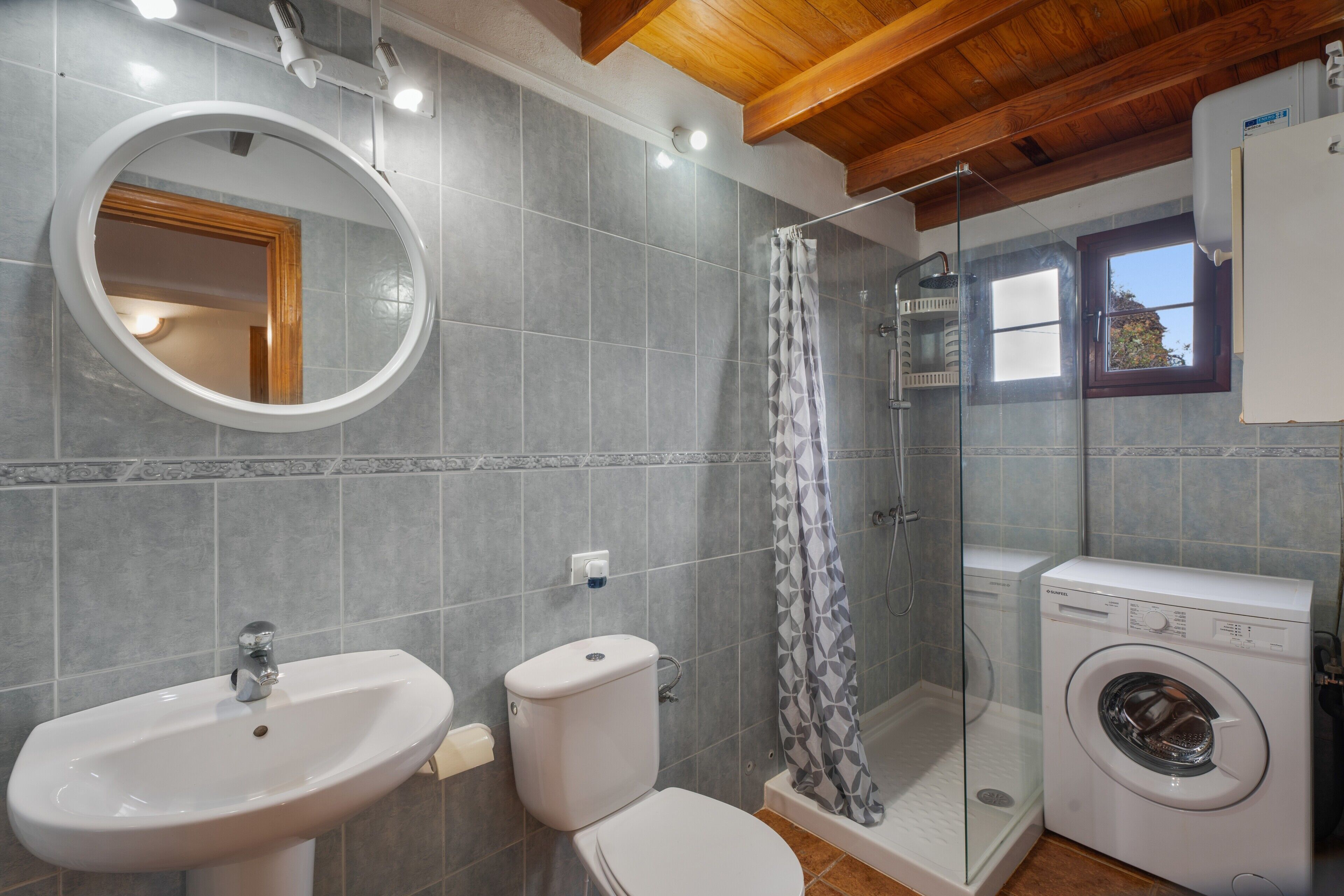 Een douche, een haardroger, handdoeken