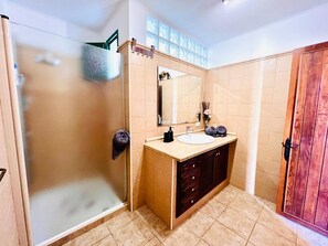 Shower, hair dryer, towels