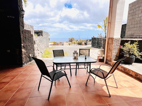 Outdoor dining. Vacation 'La Majada De Machín' with Sea View, Wi-Fi and Air Conditioning